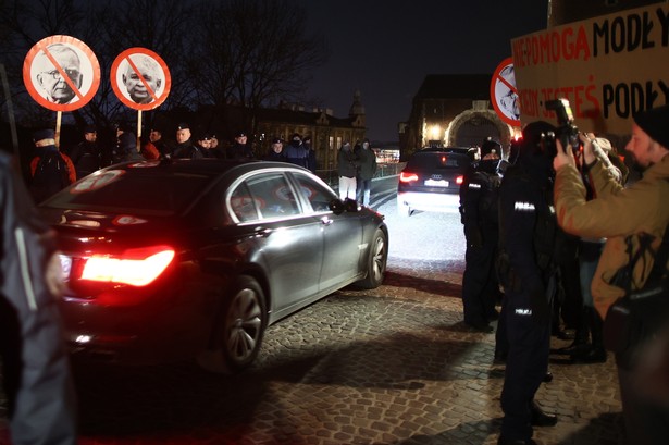 Funkcjonariusze policji oraz uczestnicy pikiety przy wjeździe na Wawel