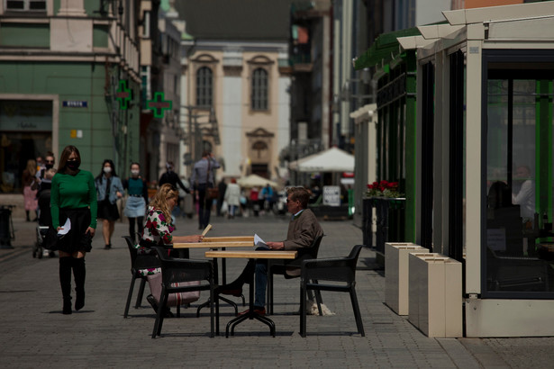 Bary i restauracje wyłącznie z posiłkami na wynos aż do odwołania. W poniedziałek w nocy opublikowano rozporządzenie