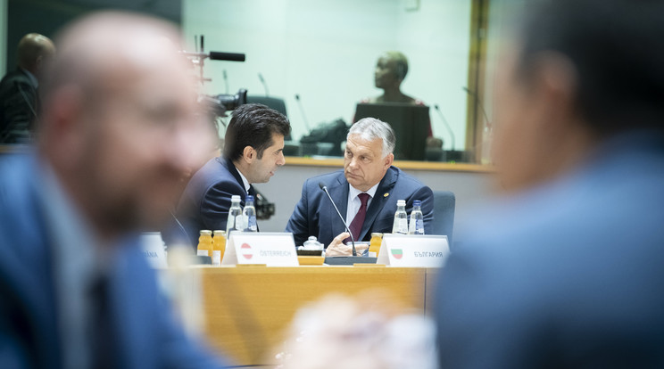 A Miniszterelnöki Sajtóiroda által közreadott képen Orbán Viktor miniszterelnök (j) és Kiril Petkov bolgár kormányfő az Európai Unió és a Nyugat-Balkán csúcsértekezletén, amelyet az EU kétnapos csúcstalálkozójának keretében tartanak Brüsszelben az esemény első napján, 2022. június 23-án / Fotó: MTI/Miniszterelnöki Sajtóiroda/Benko Vivien Cher