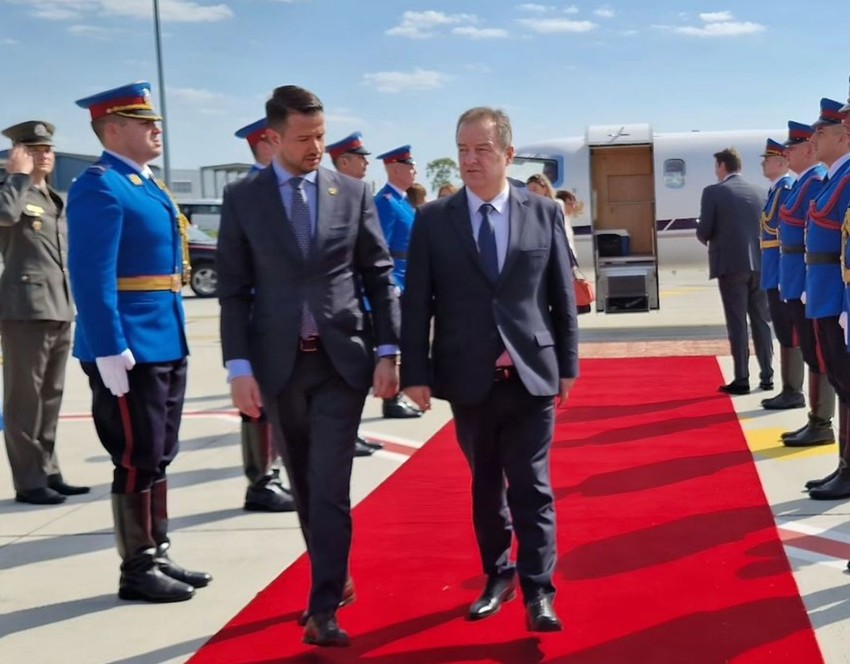 Ivica Dačić dočekao Jakova Milatovića na aerodromu "Nikola Tesla"