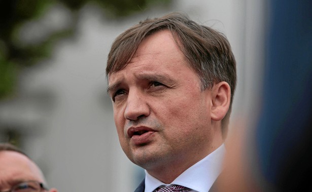 W oparciu o nowy stan prawny przygotowano wytyczne dla prokuratorów w sprawie postępowań dotyczących tzw. mafii lekowej - przekazał we wtorek minister sprawiedliwości, prokurator generalny Zbigniew Ziobro. Jak zaznaczył, zostaną one rozesłane jeszcze we wtorek.