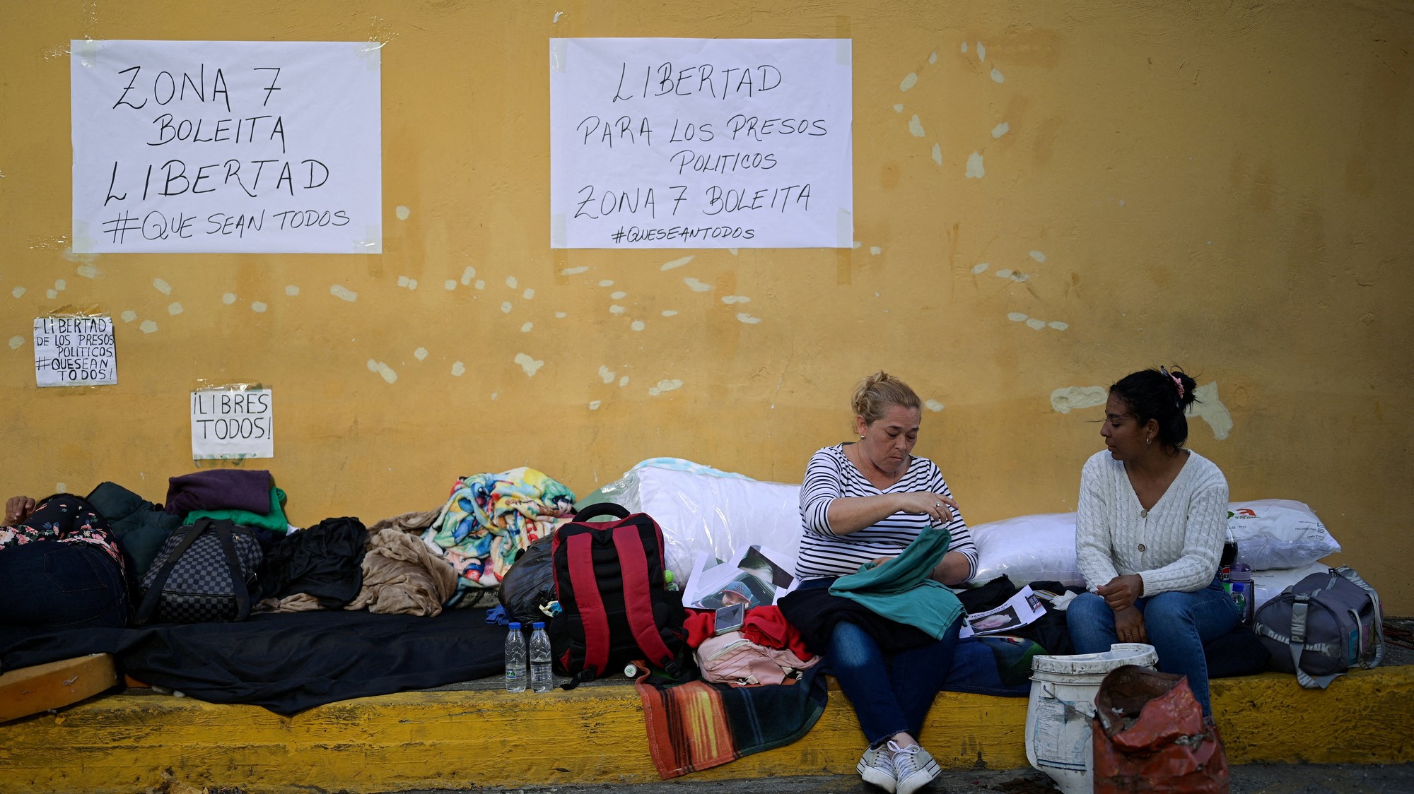 Rodinní príslušníci zadržaných čakajú pred záchytným centrom národnej polície v zóne 7, kým venezuelská vláda začína prepúšťať niektorých zadržaných a prepúšťať politických väzňov