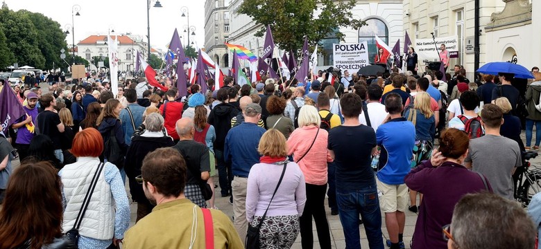 Protest przed Sejmem. Frasyniuk, Schetyna, Petru... Padły bardzo ostre słowa. RELACJA LIVE