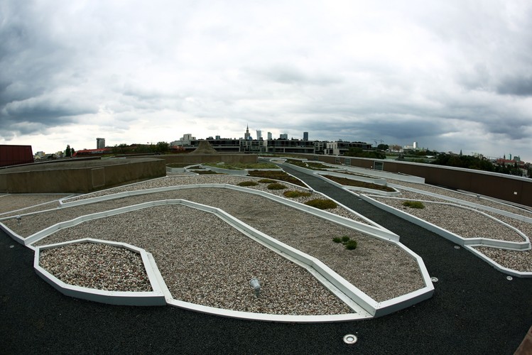 Mieszkańcy Warszawy będą mogli spacerować w ogrodzie na dachu Centrum Nauki Kopernik ścieżkami przypominającymi wijące się strumienie nadrzecznego terenu ulegającego erozji. <br><br> fot. (mr) PAP/Tomasz Gzell