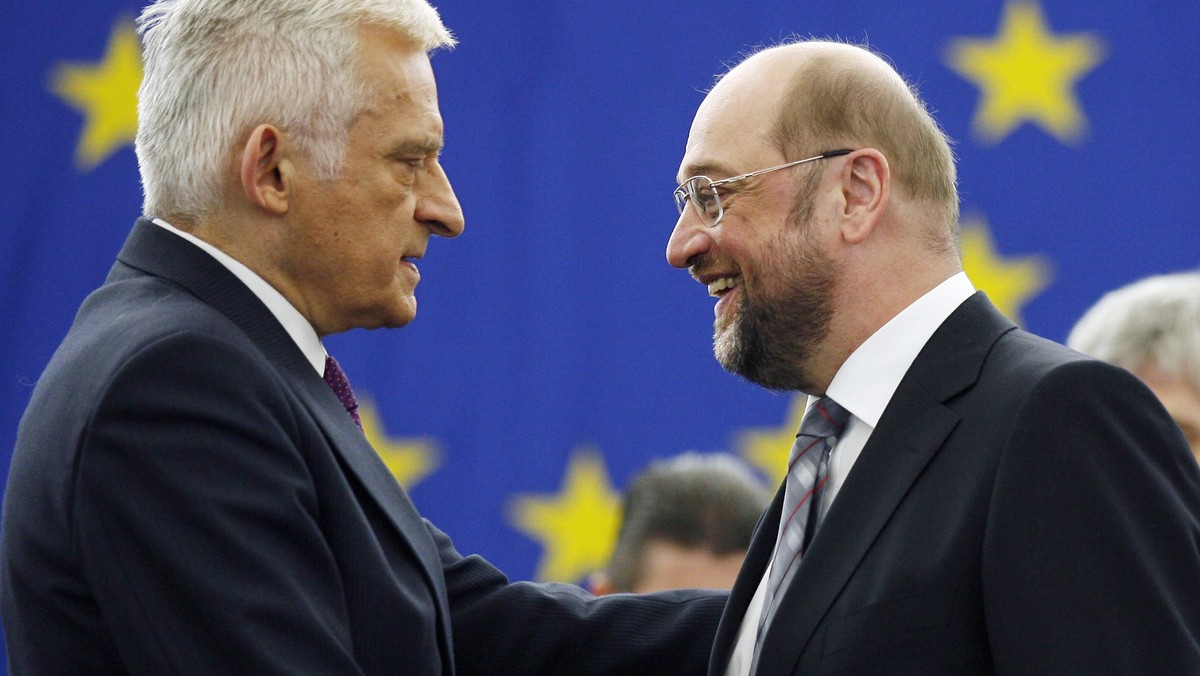 Jerzy Buzek został we wtorek laureatem Nagrody Żydów Europejskich im. Lorda Jakobovitsa, przyznanej po raz pierwszy przez Konferencję Rabinów Europy (KER). Na ceremonii wręczenia nagrody w Brukseli podkreślono wysiłki Buzka na rzecz upamiętnienia Holokaustu.