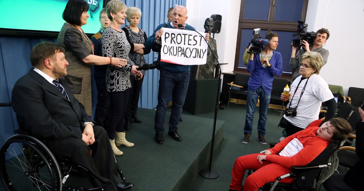 W Sejmie protest rodziców z niepełnosprawnymi dziećmi - Wiadomości