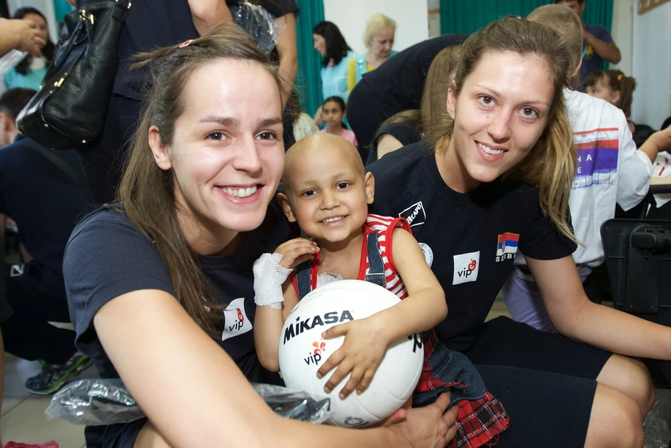 Mala Elmedina (4) u zagrljaju srpskih reprezentativki