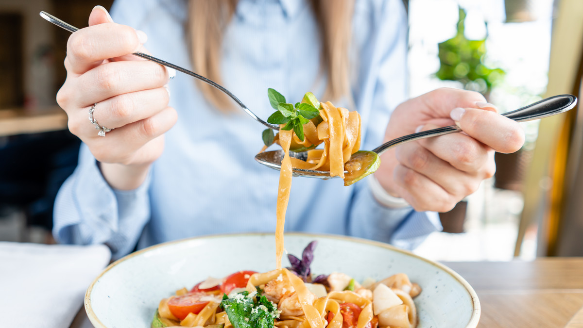 Jesz spaghetti w taki sposób? To może źle świadczyć o twoich manierach 