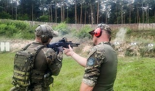 Strażnicy leśni uczą żołnierzy strzelania przed służbą na granicy