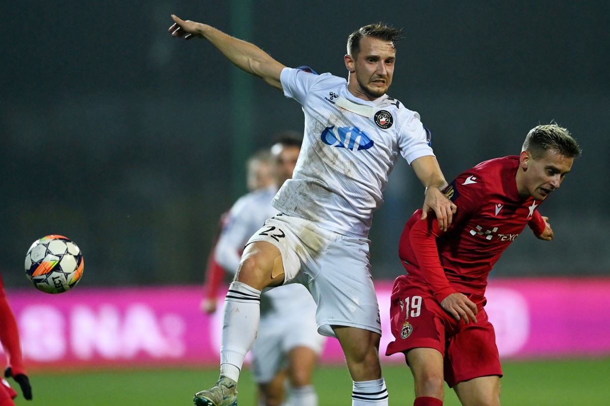 Zawodnik Polonii Warszawa Paweł Olszewski (L) i Olivier Sukiennicki (P) z Wisły Kraków podczas meczu 1/8 finału piłkarskiego Pucharu Polskik
