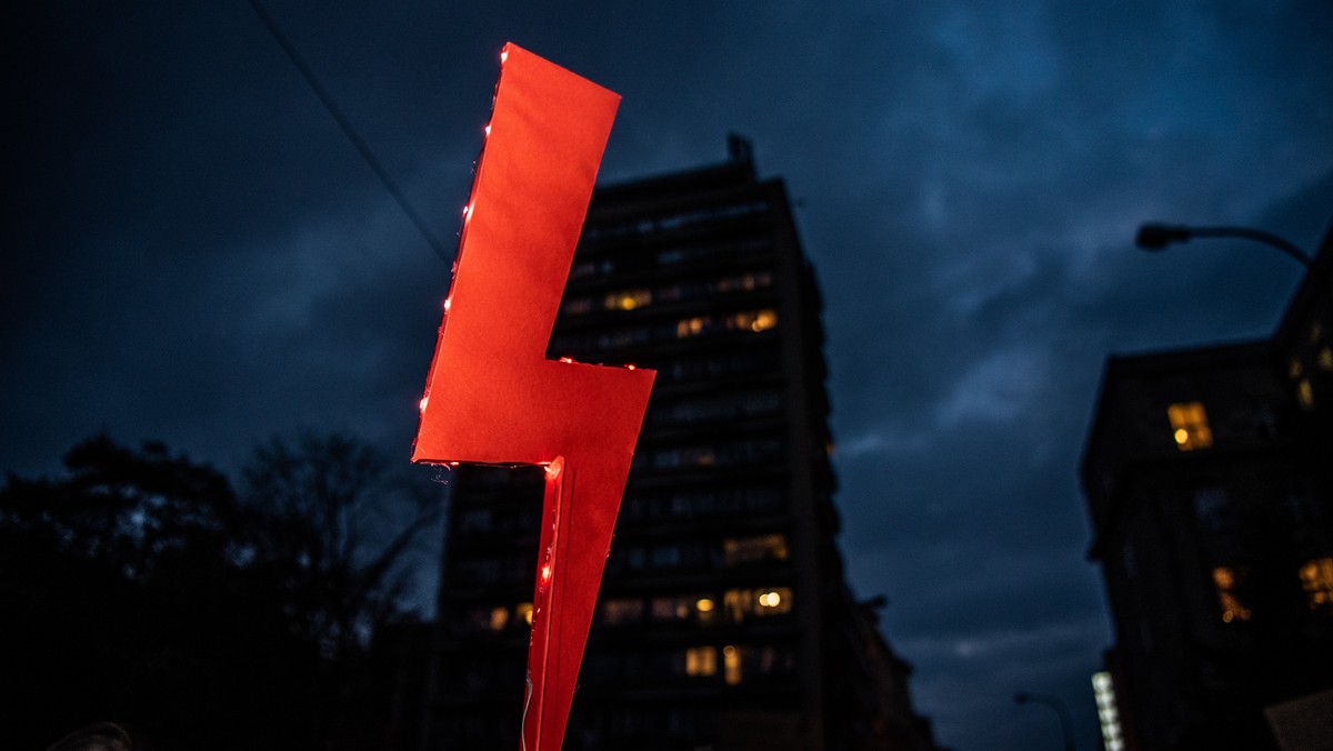 Protesty. Uczennice wykluczone z lekcji za symbol protestu na zdjęciu