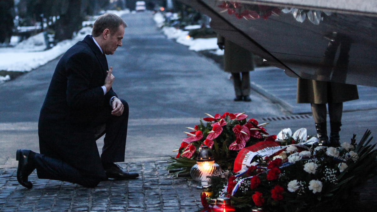 Wierzę, że przyjdzie taki dzień, że ta smutna, tragiczna rocznica katastrofy smoleńskiej nie będzie Polaków dzieliła i że będzie możliwa wspólna refleksja i modlitwa bez złych emocji - powiedział premier Donald Tusk wczesnym rankiem przed pomnikiem ofiar katastrofy na Cmentarzu Wojskowym na warszawskich Powązkach.