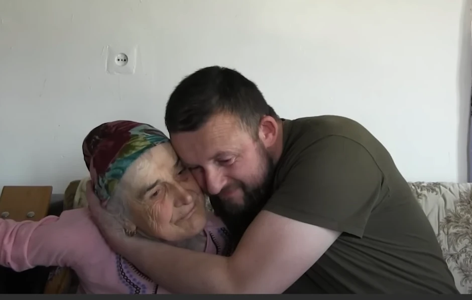 Nana Mejrem u zagrljaju sina