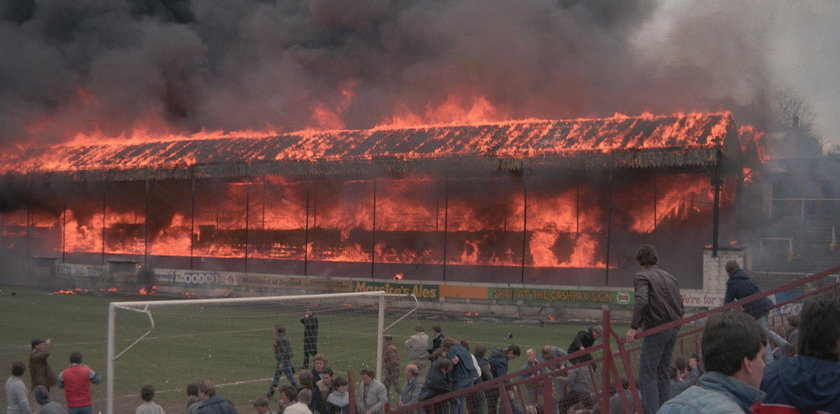 Ogromna tragedia. Niedopałek spowodował pożar stadionu. Zginęło 56 kibiców! [WIDEO]