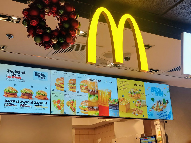 Ceny w restauracji McDonald's na Lotnisku Chopina 23 grudnia 2022 r.