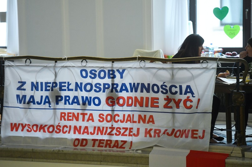 Protest osób niepełnosprawnych i ich opiekunów na korytarzu Sejmu