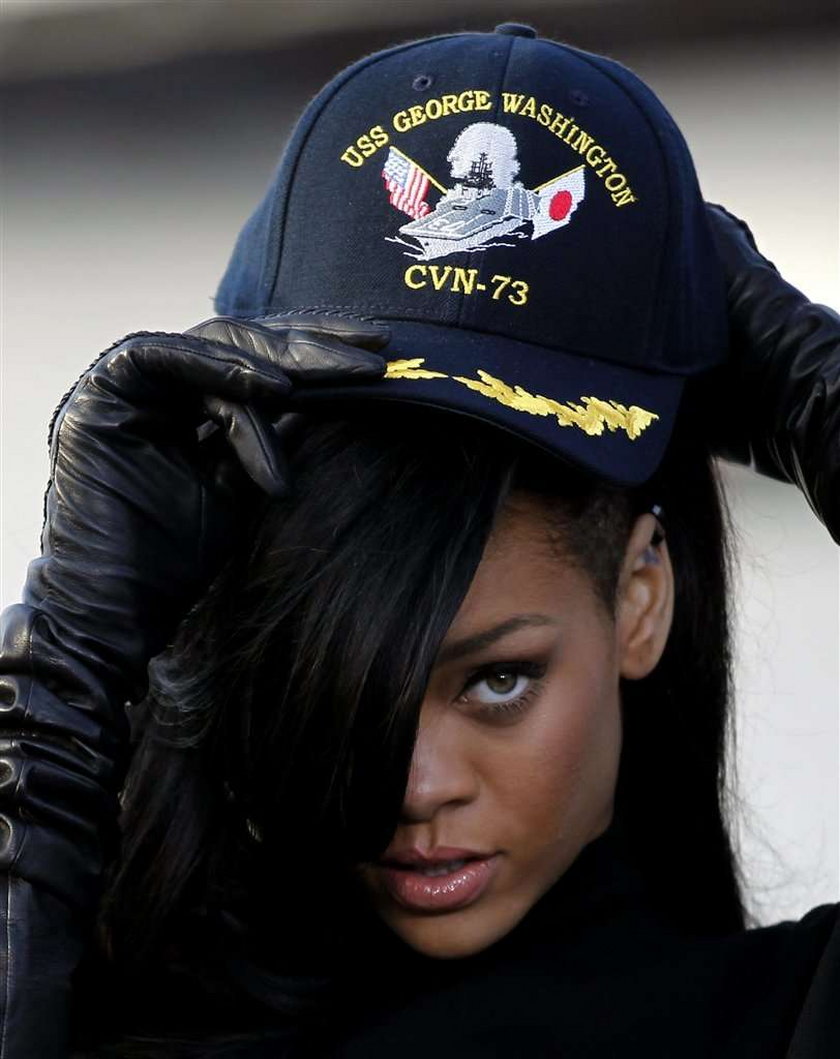 Rihanna czarne włosy 2012