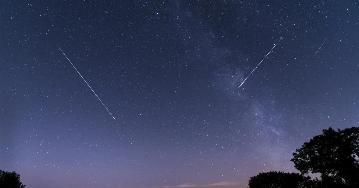 maximum de la pluie de météores des Perséides ;  de nombreuses stations organisent une soirée « étoile filante »