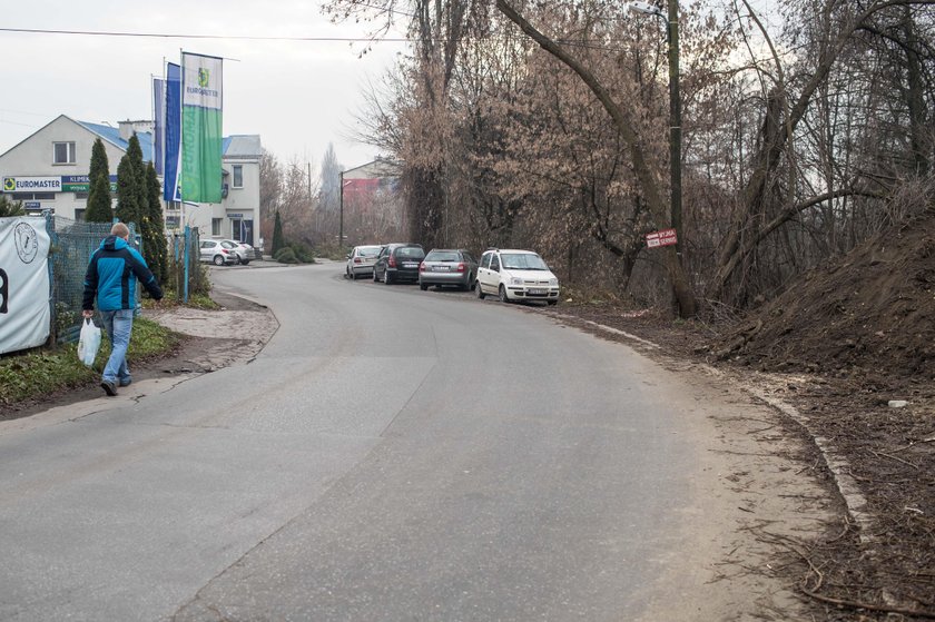 Na ul. Kosynierów w Krakowie nie ma chodnika