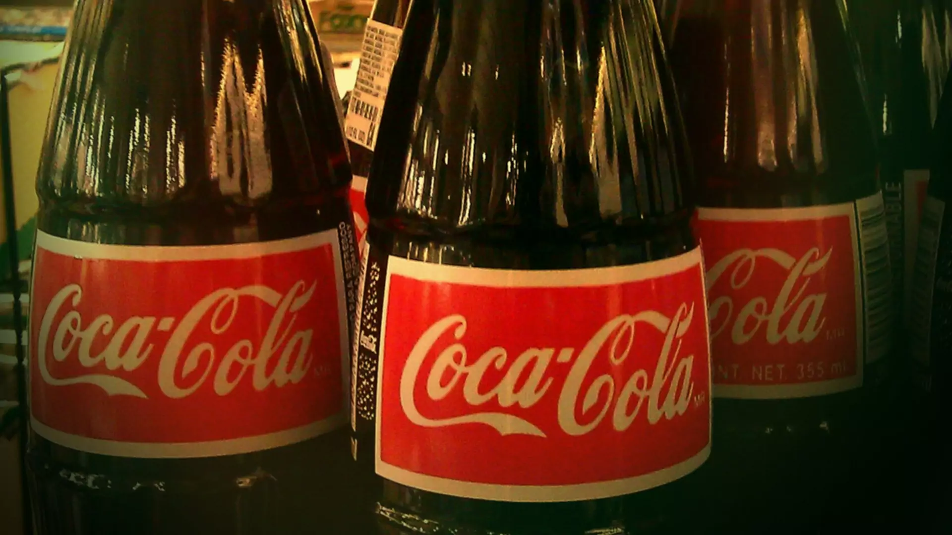 Czy Coca-Cola w szklanej butelce naprawdę jest smaczniejsza? Naukowcy tłumaczą, w jaki sposób jest to możliwe