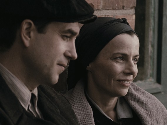 Z czasem między dwojgiem ludzi z odległych światów rodzi się miłość