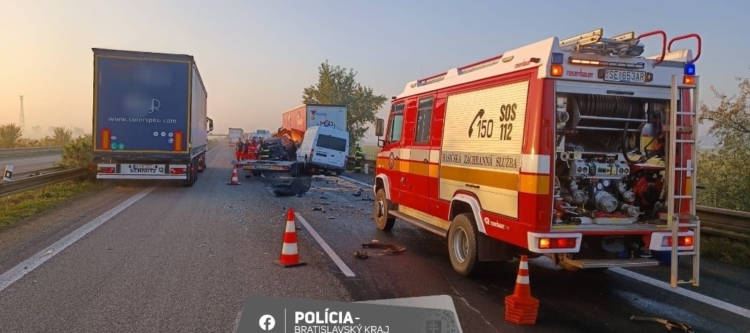 Na D2 došlo k dopravnej nehode.