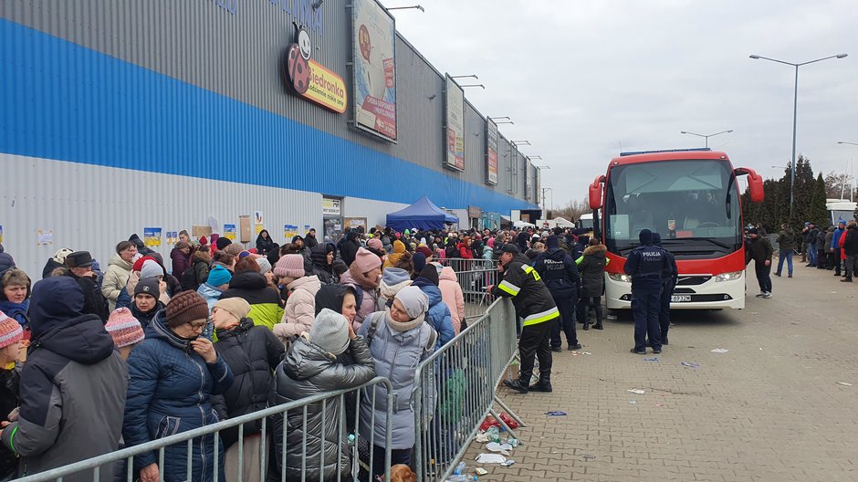 Uchodźcy czekają na autobusy przed Halą Kijowską