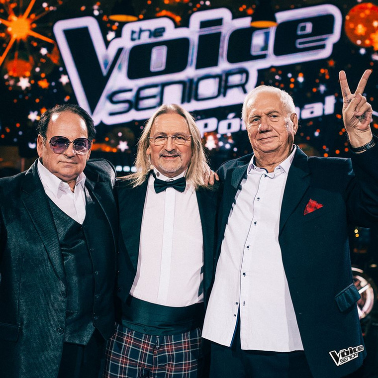 Uczestnicy "The Voice Senior" i Marek Piekarczyk. Po prawej: Kazimierz Kiljan