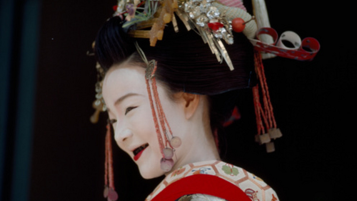 Ludzie Zachodu postrzegają japońską kobietę według utrwalonego w ich świadomości stereotypu: to cicha, skromna istota podążająca zawsze w tyle, krok w krok za mężczyzną i wypełniająca jego rozkazy. Do takiej wizji przyczyniła się literatura, teatr i film, a wcześniej przeszczepione na tamten grunt idee konfucjańskie.