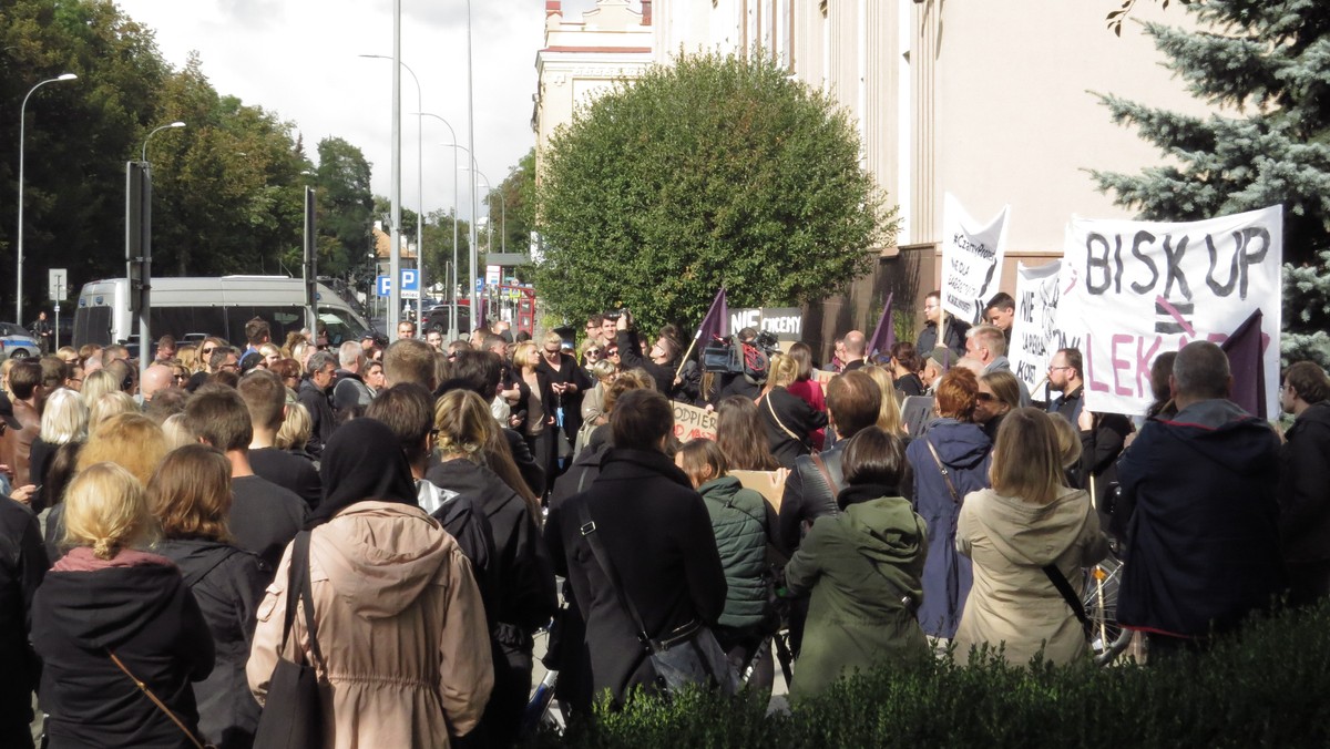 Białostoczanki dołączają do krajowego protestu kobiet przeciwko zaostrzaniu prawa antyaborcyjnego. Zgodnie z ideą strajku, aby w trakcie jego trwania zrobić coś pożytecznego dla innych, kobiety w Białymstoku rozpoczną swoją demonstrację od oddania krwi w stacji krwiodawstwa.