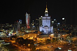 Spacer w chmurach w jedyną taką noc. Co widać z najwyższych wieżowców Warszawy? [GALERIA]