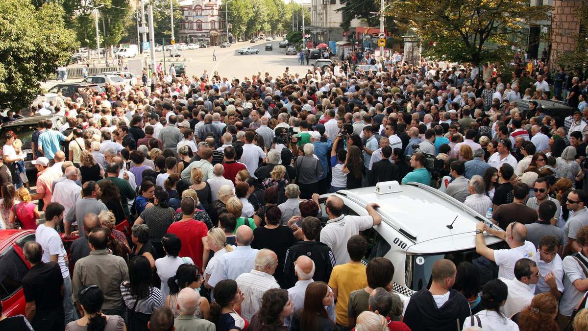 Tysiące osób uczestniczyło w piątek, trzeci dzień z kolei, w demonstracjach w całej Gruzji, domagając się postawienia przed sądem najważniejszych polityków zamieszanych w skandal ze znęcaniem się nad więźniami w zakładzie karnym w stolicy.