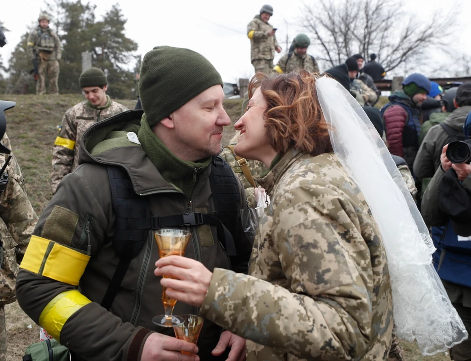 Venčanje ukrajinskih vojnika na frontu u Kijevu
