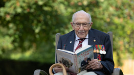 Meghalt a kórházban Sir Tom Moore - A 100 éves hős veterán, aki milliók szívébe lopta be magát