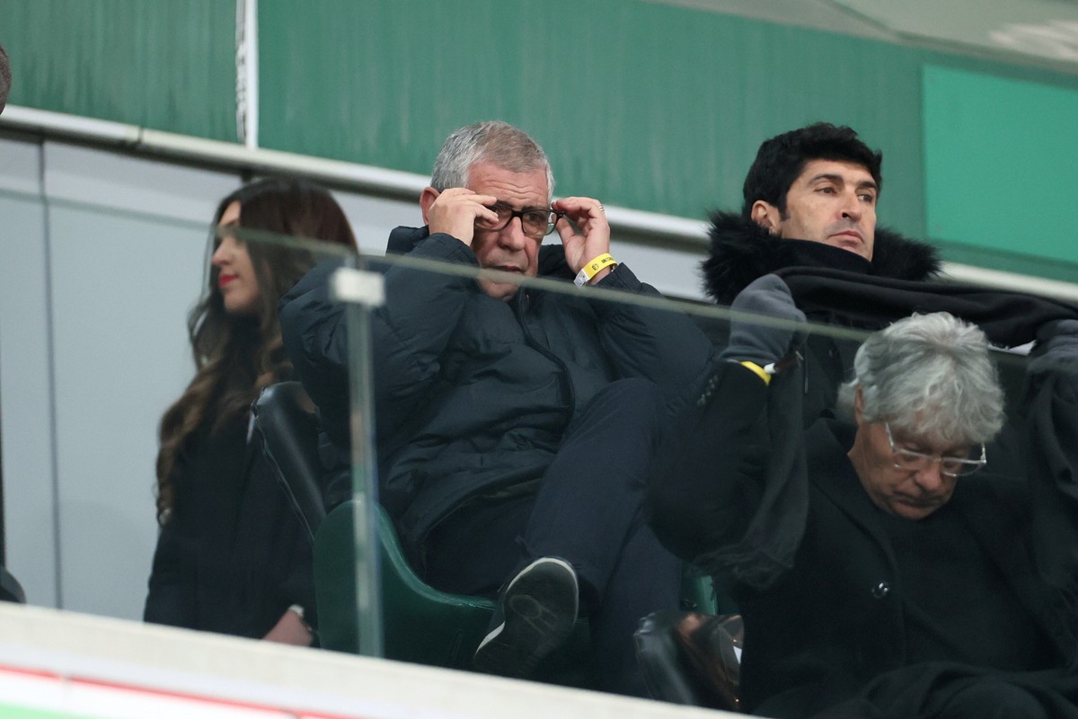 Warszawa, 12.02.2023. Selekcjoner piłkarskiej reprezentacji Polski Fernando Santos (C) na trybunach stadionu podczas meczu 20. kolejki piłkarskiej Ekstraklasy pomiędzy Legią Warszawa i Cracovią, 12 bm. (js) PAP/Leszek Szymański