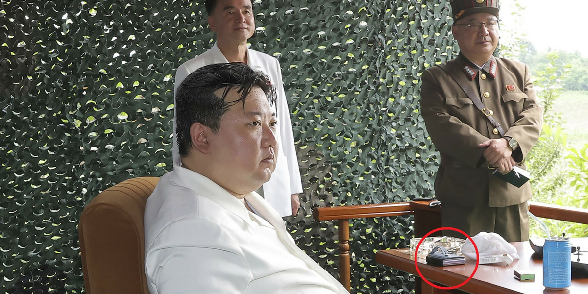Kim Dzong Un i jego leżący na biurku telefon