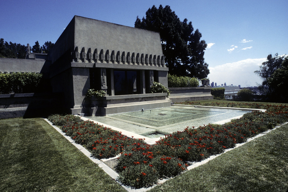 Hollyhock House we wschodnim Los Angeles. Budynek powstał w 1922 roku dla Aline Barnsdall, dziedziczki wielkiej fortuny