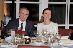 Żona Piotra Adamczyka uczy się mu odmawiać. W jaki sposób?