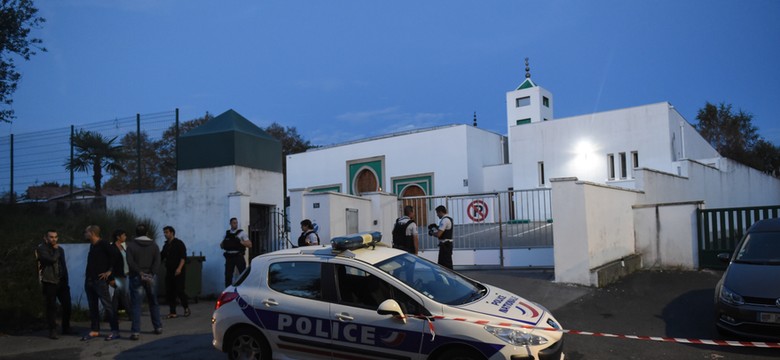 Francja: zaatakował meczet, bo chciał pomścić Notre-Dame