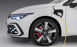 Samochód elektryczny kontra hybryda. Różnice ogromne, a Polacy w błędzie