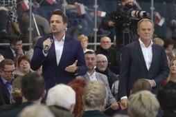 Donald Tusk i Rafał Trzaskowski podczas spotkania z mieszkańcami Białej Podlaskiej w ramach akcji #TuJestPrzyszłość, 17 kwietnia 2023 r