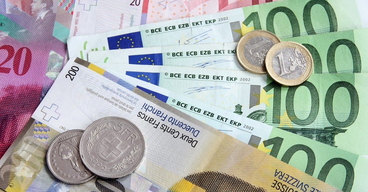 Kursy walut: złoty pod presją. Euro i dolar w górę, obligacje drożeją