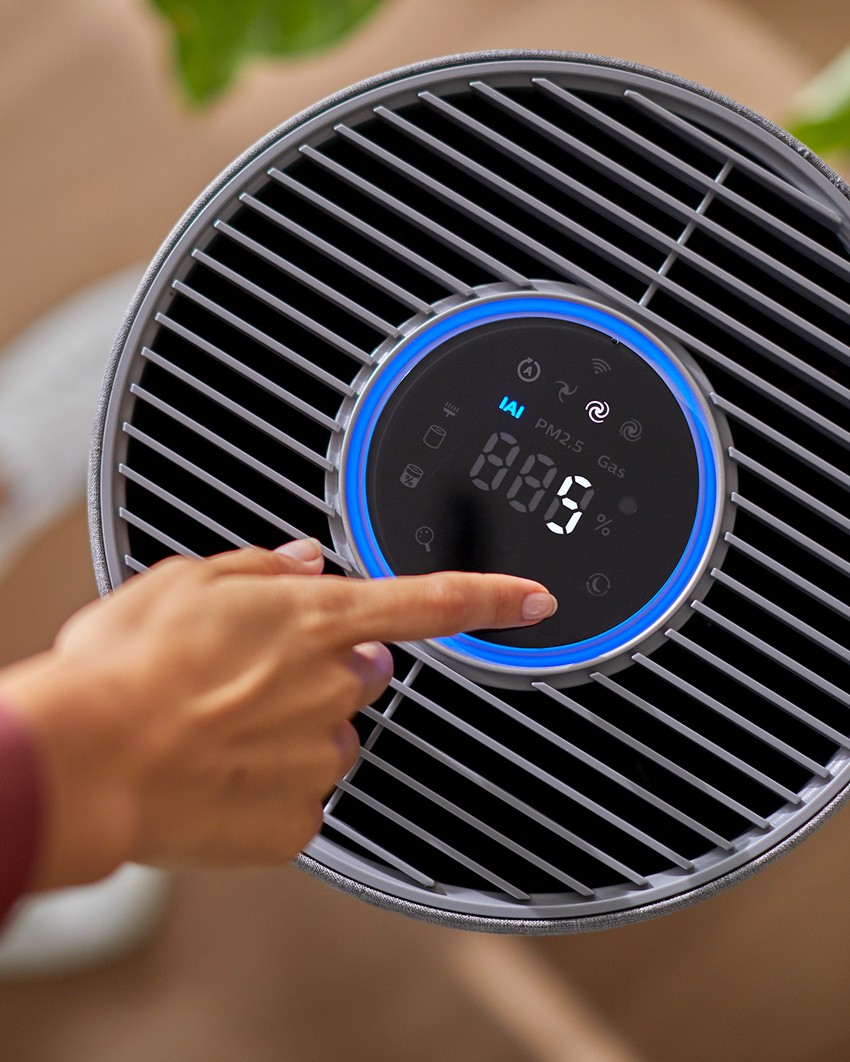 Prečišćivač vazduha stvara cirkulaciju koja provlači vazduh kroz filtere i uklanja viruse i druge zagađivače veličine samo 0,003 mikrona, a čisti se vazduh vraća u prostoriju. Odlična je stvar i što ovaj filter nije potrebno menjati čak 3 godine