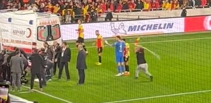 Dantejskie sceny na stadionie. Wybuch i karetki na murawie. Bramkarz powalony przez kibica