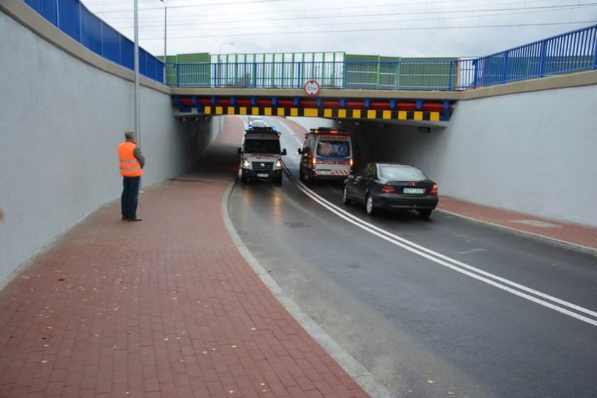 Tunel w Grodzisku Mazowieckim jest za niski. Problem w przejechaniu pod nim mają karetki