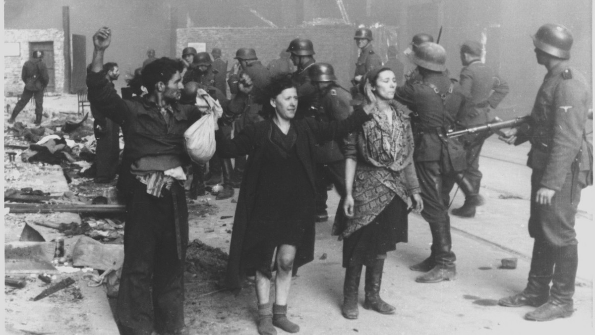В ніч на єврейське свято Пасхи, 19 квітня 1943 року, спалахнуло Повстання у Варшавському гетто. Сьогодні у Варшаві вшановують пам'ять героїв, які вступили у нерівний бій з нацистами.