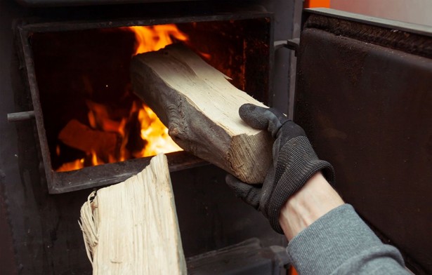 Najpierw gruchnęła wieść o tym, że zaczną obowiązywać wyśrubowane, jakościowe normy dla biomasy, potem pojawiła się informacja o przepisach zakazujących palenia drewnem. To koniec trzaskającego ognia w domowych kominkach?