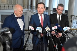 Konfederacja grzmi o "zdradzie stanu": Kaczyński z Morawieckim dogadali się z komunistami