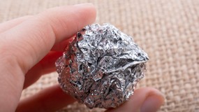 Zimą zawsze warto nosić to w torebce. Prosty i zaskakujący sposób na doskonałą fryzurę