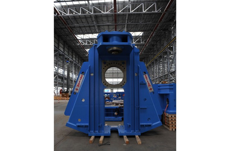 W nowym zakładzie uruchomiona będzie seryjna produkcja fundamentów jednopalowych, platform pośrednich i fundamentów kratownicowych przewidzianych do instalacji na głębokościach przekraczających nawet 55 m. <br><br>fot. (mgo) PAP/Marcin Bielecki